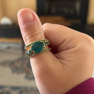 Luxurious Emerald and Gold Women's Ring